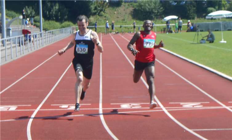 Vor Jahren noch undenkbar: Peter Rübenach (schwarzes Trikot) im Sprint zweimal vor Hassane Chaibou (KG Bernkastel Wittlich). Foto: Wolfgang Baum/SpVgg