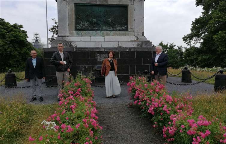 Nun endlich kommt Bewegung in die Sache Vor Kurzem besuchte die neue französische Generalkonsulin, Dr. Ilde Gorguet, in Begleitung eines hochrangigen französischen Generals Stadtbürgermeister Heim und bracht gute Nachrichten: Die Renovierung des Denkmals soll in Kürze beginnen.Foto: privat