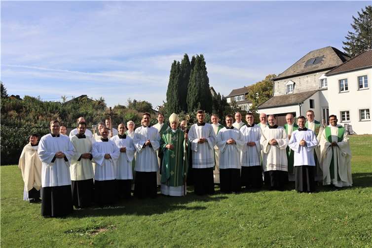 Vor Kurzem empfingen zehn Seminaristen aus dem zweiten Kurs durch Weihbischof Franz Josef Gebert aus dem Bistum Trier ihre Beauftragung zum Akolythen. Foto: Dominique Moritz