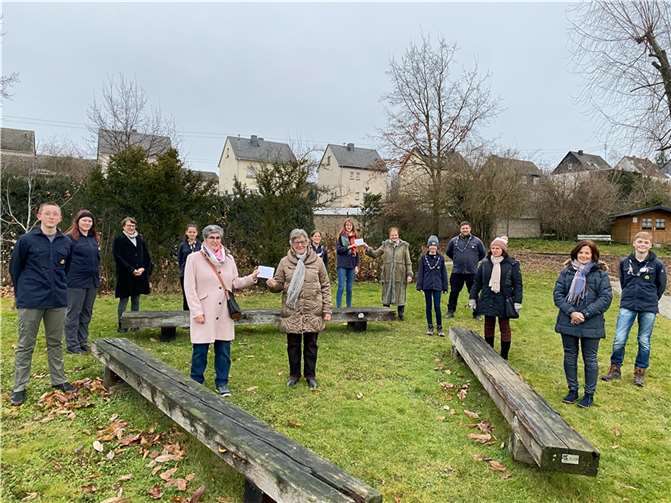 Vor Kurzem konnten jeweils 750 Euro an Annemarie Weiler vom „Seniorentreff“ in Ochtendung und an Norman Schneider, Gruppenleiter der Pfadfinder Ochtendung, übergeben werden.Foto: privat