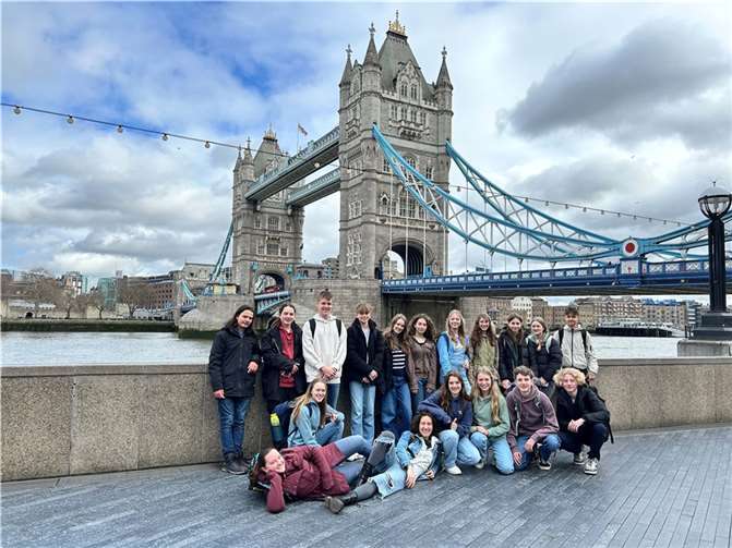 Vor Kurzem reiste eine Gruppe von 16 Schülerinnen und Schülern der Jahrgangsstufe 9 des Städtischen Gymnasiums Rheinbach begleitet von zwei Lehrerinnen nach Großbritannien. Foto: Melanie Bau