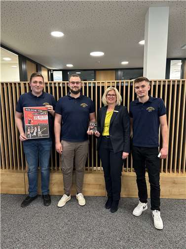 Vor Kurzem trafen sich die Kripper Junggesellen um den ersten Vorsitzenden des Junggesellenvereins, Timo Schmitt, und die Leiterin der Filiale Remagen der Kreissparkasse Ahrweiler für einen besonderen Termin. Foto: privat