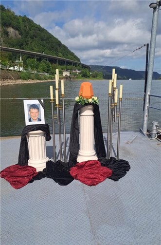 Vor Kurzem wurde in Andernach erstmals eine Flussbestattung auf dem Rhein durchgeführt. Fotos: WAMFO.DE