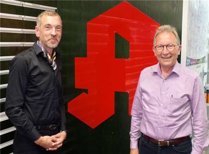 Vor-Ort-Apotheken sind ganz wichtig und müssen unbedingt erhalten bleiben, befinden Apotheker Ruppert Groß und der Vorsitzende des Gesundheitsausschusses im Deutschen Bundestag Erwin Rüddel. Foto: Reinhard Vanderfuhr / Büro Rüddel