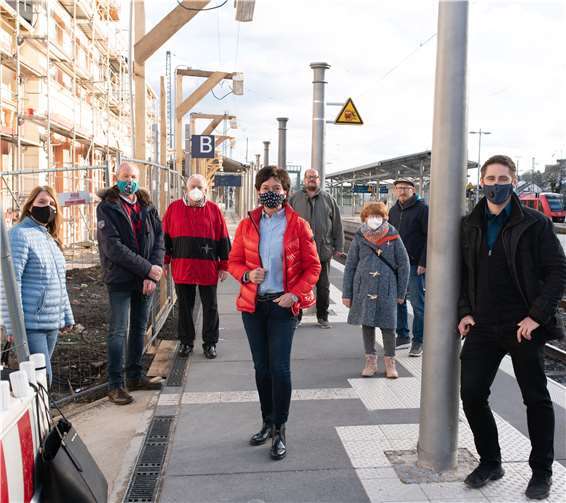 Vor-Ort-Besuch im Remagener Bahnhof: Petra Schneider (Mitte), Niclas Schell (r.), Guido Ernst (3.v.l.) und die Mitglieder der CDU Remagen. Quelle: CDU Kreisverband Ahrweiler