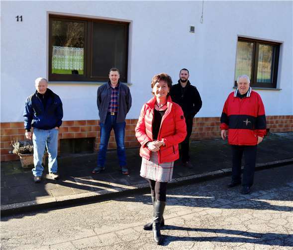 Vor-Ort-Besuch von Guido Ernst (MdL) und Petra Schneider (CDU-Landtagskandidatin im Wahlkreis 13) an der L87 in Königsfeld zusammen mit Anwohnern. Foto: privat