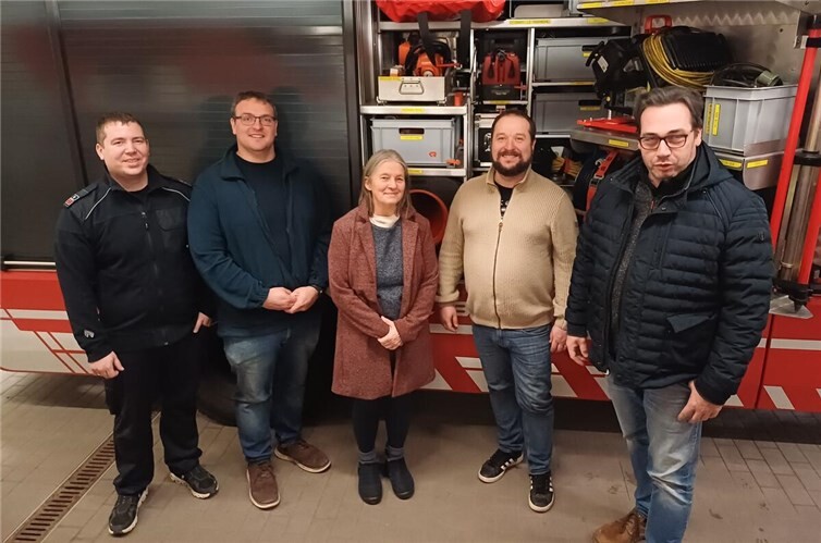 Vor-Ort-Termin bei der Freiwilligen Feuerwehr Bad Neuenahr, v.l.: Löschzugführer Sascha Radermacher, sein Stellvertreter Robert Helmrich, Birgit Stupp und Christoph Scheuer von den Grünen, Wehrleiter Marcus Mandt. Foto: Christoph Scheuer