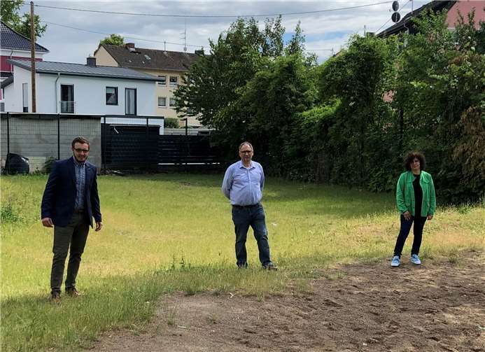 Vor-Ort-Termin im Juni 2020: v.li. die SPD-Ratsmitglieder Dominik Pretz und Manfred Bauer sowie die Beigeordnete Zeynep Begen vor dem großen ungenutzten Teil des Spielplatzareals.Quelle: SPD-Ratsfraktion Bendorf