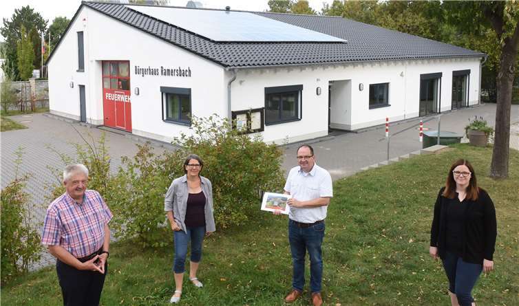 Vor-Ort-Termin in Ramersbach: (v.r.) Bianca Heinzen-Klinkner, Herbert Wiemer und Silke Rothenberger besichtigten gemeinsam mit Ortsvorsteher Werner Kasel (li.) die Funktionsweise der neuen Photovoltaik-Anlage. Foto: Martin Gausmann