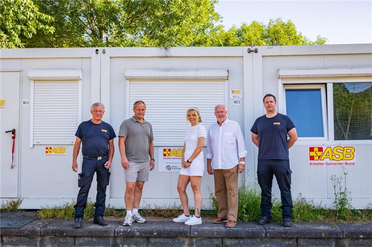 Vor-Ort-Termin mit (v.l.n.r.) Rainer Schumacher (ASB), Denis Holzem, Nadine Wenigmann, Beigeordneter Hans-Jürgen Juchem und Sino Klaaßen (ASB)