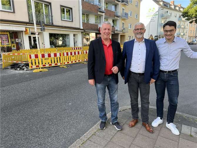 Vor Ort an der Moselweißer Straße: Stephan Otto (links), Ernst Knopp (mitte) und Philip Rünz (rechts) begrüßen das neue Schwammstadt-Projekt und behalten dabei auch die Interessen des Einzelhandels und das Thema Parken im Blick.  Foto: Philip Rünz