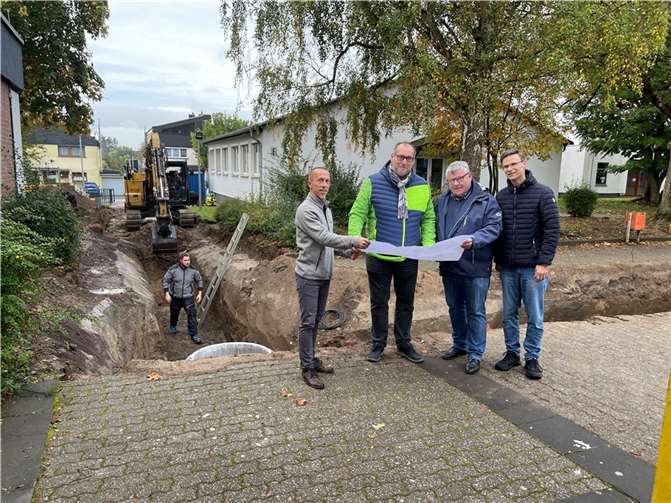Vor Ort an der Robert-Krups-Schule in Irlich informierten sich der 1. Kreisbeigeordnete Michael Mahlert (2. v. r.) und der Immobilienmanager der Kreisverwaltung Neuwied, Rüdiger David (2.v.l.), gemeinsam mit Dieter Scherbarth (l.) von der SBN Neuwied und Marco Müller (r.) als zuständigem Techniker des Immobilienmanagements über den Fortschritt der Baumaßnahme. Foto: Markus Radzanowski