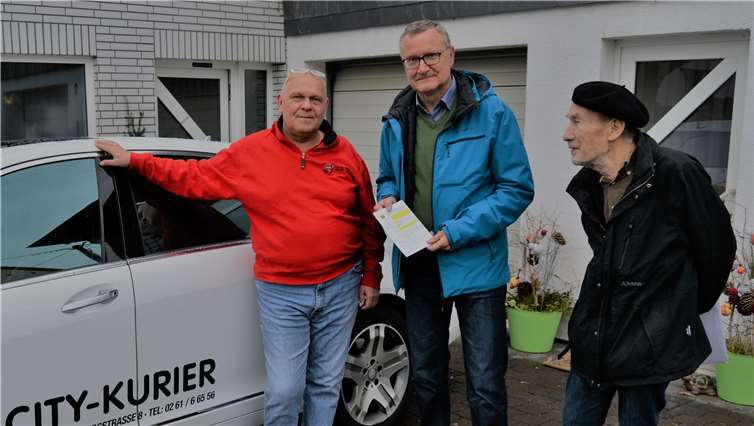 Vor Ort besprachen SPD-Fraktionsvorsitzender Bernd Schemmer (Mitte) und Dr. Matthias Rest (rechts) mit dem Geschäftsführer eines der beiden beauftragten Taxiunternehmens den Start des Seniorentaxis in der Verbandsgemeinde. Privat