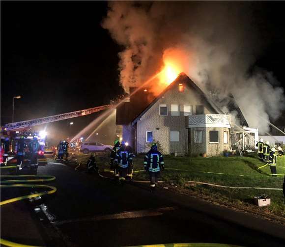 Vor Ort brannte zunächst der Dachstuhl des Wohnhauses.. Foto: Feuerwehren der VG Adenau