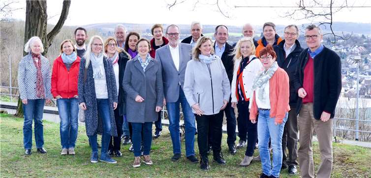 Vor Ort erläuterten die SPD-Fraktionsvorsitzenden Bernd Schemmer (re.) und Wolfgang Heitmann (Mitte) den gemeinsamen Antrag zur Ausweisung eines Landschaftsschutzgebietes am Mallendarer Berg. Foto: Ulrich von Hamme