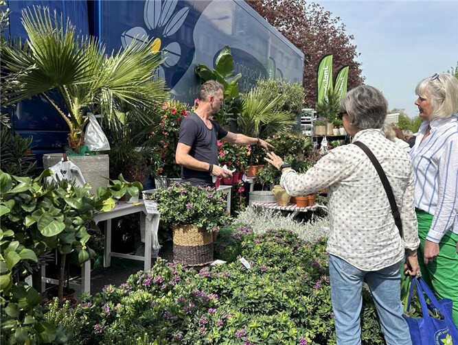 Vor Ort erwartet die Gäste ein vielfältiges Angebot für Garten, Balkon und Terrasse.