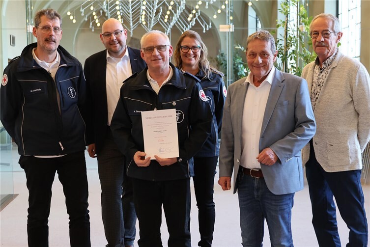 Vor Ort freuten sich mit dem Geehrten (Mitte vorn mit Urkunde):(v. l. n. r.) Guido Kastenholz (DRK Ortsverein Kannenbäckerland), Stephan Schnelle (Bürgermeister der Ortsgemeinde Hillscheid), Ilka Nink (DRK Ortsverein Kannenbäckerland), Landrat Achim Schwickert und Reinhard Heuser (Erster Beigeordneter der Verbandsgemeinde Höhr-Grenzhausen).