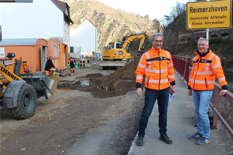 Vor Ort in Reimerzhoven: Stefan Schmitt (r.) und Volker Scherhag (l.) vom LBM