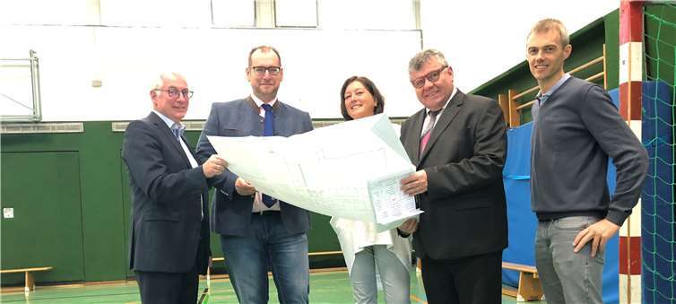 Vor Ort in der Mehrzweckhalle der Gustav-W.-Heinemann Schule überreichte Bürgermeister Volker Mendel und 1. Kreisbeigeordneter Michael Mahlert den Förderbescheid des Landes und Bundes für die Sanierung (v.l.n.r.) Bürgermeister Volker Mendel, Leiter der Abteilung Immobilienmanagement der Kreisverwaltung Rüdiger David, Schulleiterin Jutta Flender, 1. Kreisbeigeordneter Michael Mahlert und der Puderbacher Bauamtsleiter Markus Sommer.privat