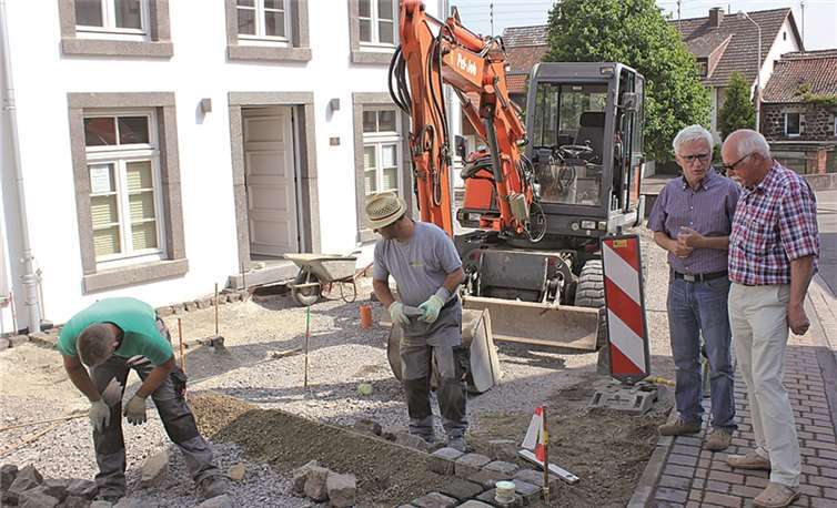 Vor Ort informierte sich Ortsbürgermeister Richard Keuler (re.) über den Fortgang der Bauarbeiten im Außenbereich der ehemaligen Synagoge in Niederzissen. privat