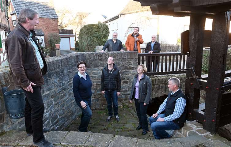 Vor Ort informierten sich die CDU-Kandidaten auch über mögliche Gefahrenstellen: Peter Terporten, Nicole Persie, Johannes Stieber, Melanie Giffels, Heinz Kurth (vorne, v. l.) sowie nach rechts: Bernd Walther, Ulrich Stieber und Erwin Schumacher (hinten, v. l.). Foto: Vollrath/CDU Bachem