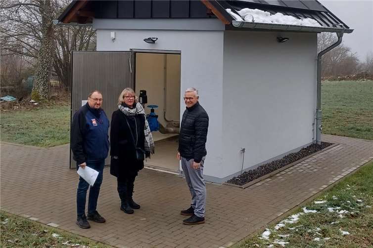 Vor Ort ließ sich Ortsbürgermeisterin Barbara Sartor die Funktionsweise der neuen Druckerhöhungsanlage von Wassermeister Siegbert Herbst (l.) und Werkleiter Andreas Klute erklären.  Fotos: VG Montabaur / Christina Weiß)