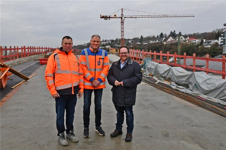 Vor Ort ließ sich der Erste Kreisbeigeordnete Pascal Badziong (re.) das Projekt „Hochwasserfreie Anbindung Niederwerth“ von Axel Erikson und Marco Mather (li.) vom Landesbetrieb Mobilität im Detail erläutern. Fotos: Kreisverwaltung MYK/Damian Morcinek