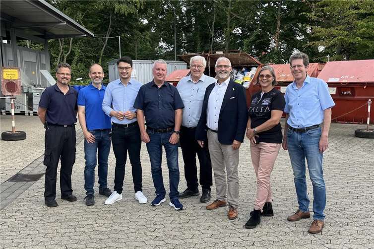 Vor Ort machen sich unter der Führung von Schadstoffsammelstellen-Mitarbeiter Heiko Früh (li.) ein Bild: v.li. nach rechts die Stadträte Marius Jakob, CDU-Landtagskandidat Philip Rünz, Fraktionschef Stephan Otto, August Hollmann, OB-Kandidat Ernst Knopp, Martina von Berg sowie Rudolf Kalenberg.  Foto: Ernst Knopp
