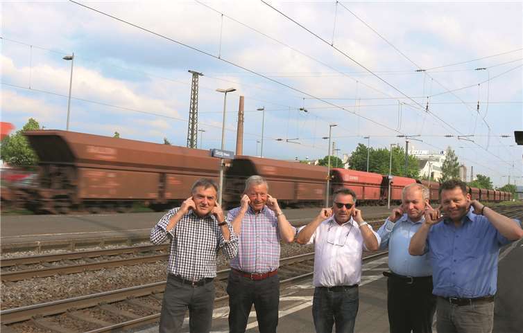 Vor Ort machten sich Fraktionsmitglieder der FWG am Bahnhof in Sinzig selber ein Bild, vor allem der zunehmende Güterverkehr (ohne Flüsterbremsen) belastet die Anlieger sehr stark.privat