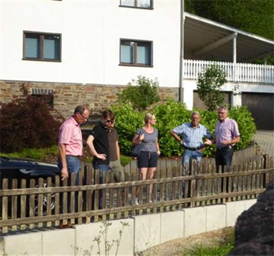 Vor Ort machten sich die Mitglieder des Bau- und Planungsausschusses ein Bild vom Stand der Schadensbeseitigung und neuer Hochwasserschutzmaßnahmen.privat