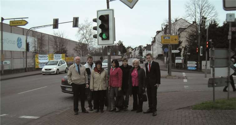 Vor Ort machten sich die Weißenthurmer Sozialdemokraten ein Bild von den Problemen in der Hauptstraße. Ein „Grüner Pfeil“ könnte die Staus in Zukunft verhindern.