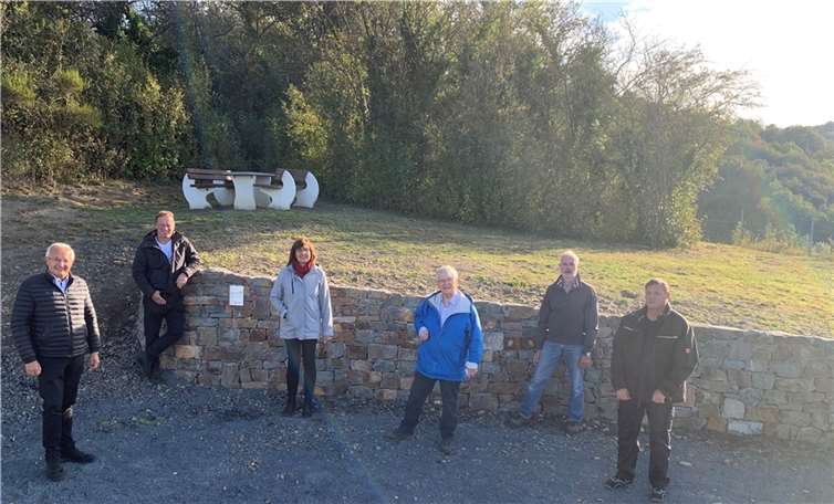 Vor Ort nahmen Landrat Achim Hallerbach als stellvertretender Vorsitzender des Naturparks Rhein-Westerwald, Projektkoordinator Thomas Herschbach, Naturpark-Geschäftsführerin Irmgard Schröer, Stadtbürgermeister Gerhard Hausen, der Vorstand der Jagdgenossenschaft Unkel, Egon Roos und Bauhof-Mitarbeiter Mike Hentschel die fertiggestellte Trockenmauer in Augenschein. Foto: privat