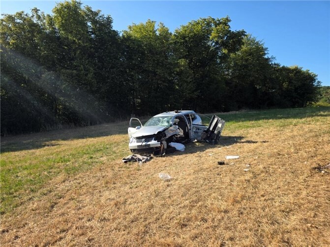 Vor Ort trafen die Einheiten aus Breitscheid und Waldbreitbach auf ein verunglücktes Fahrzeug, das von der Straße abgekommen und auf einer Wiese zum Stehen gekommen war.
