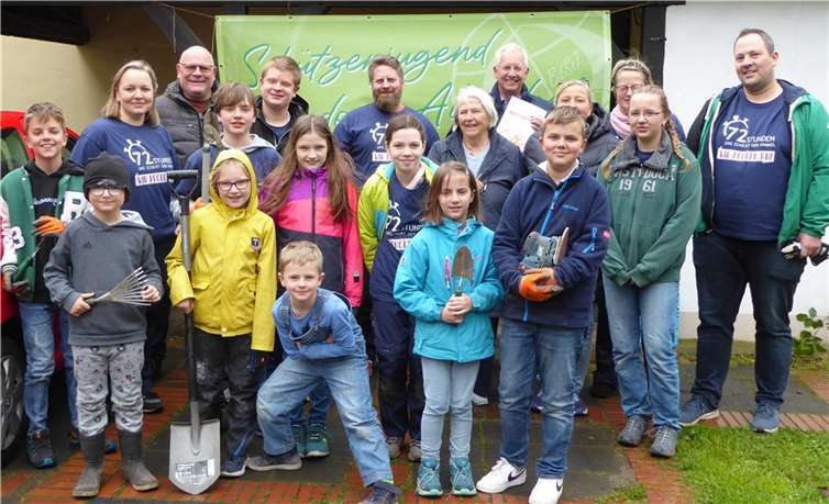 Vor Ort überreichten die UWG’ler Elke Krämer (Altendorf), Joachim Clever (Ersdorf) und der Vorsitzende des Stadtverbandes Hans-Erich Jonen nicht nur 250 Euro, sondern auch selbst gebackenes Urkornbrot und einen passenden Brotaufstrich zur Stärkung der fleißigen Helferinnen und Helfer. Foto: privat