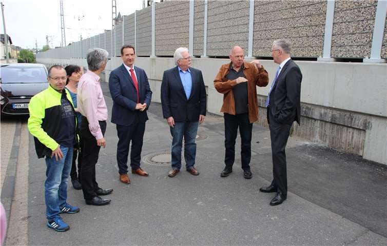 Vor Ort wurde die neue Lärmschutzwand in der Bahnhofstraße besichtigt.. Fotos: privat