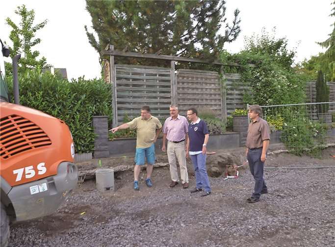 Vor Ort wurde sich ein Bild über die laufende Straßenbaumaßnahme „Im Hostert“ gemacht. privat