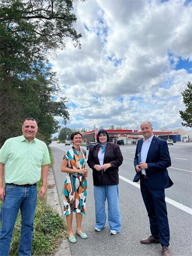 Vor Ort zur B 256: Landtagsabgeordnete Anette Moesta, Staatssekretär Markus Wolf, Plaidts Ortsbürgermeister Peter Wilkes und IHK-Regionalgeschäftsführerin Andrea Stenz tauschten sich über den geplanten vierspurigen Ausbau der B 256 zwischen Plaidt und Andernach-Miesenheim aus.