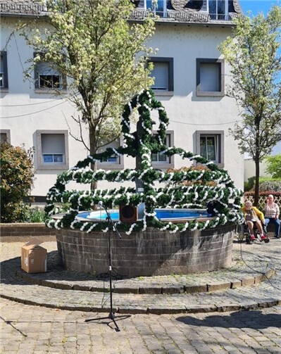 Vor Ostern wird der Brunnen neu geschmückt.  Foto: privat