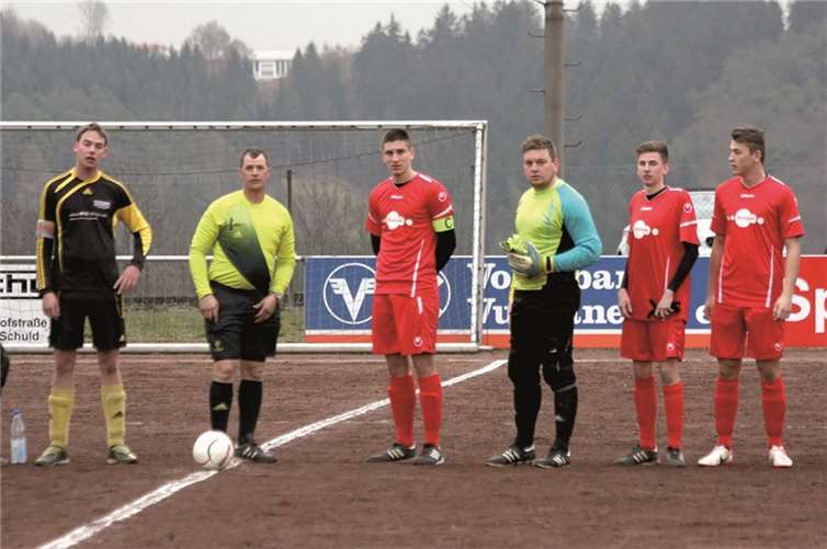 Vor Spielbeginn - Kapitän Adrian Bildhauer neben dem gut leitenden Schiedsrichter Stefan Klein.privat