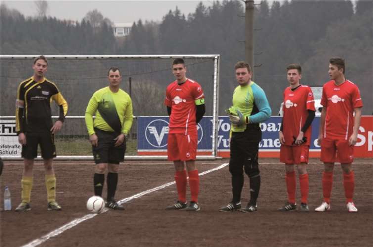 Vor Spielbeginn: Kapitän Adrian Bildhauer neben dem gut leitenden Schiedsrichter Stefan Klein.privat