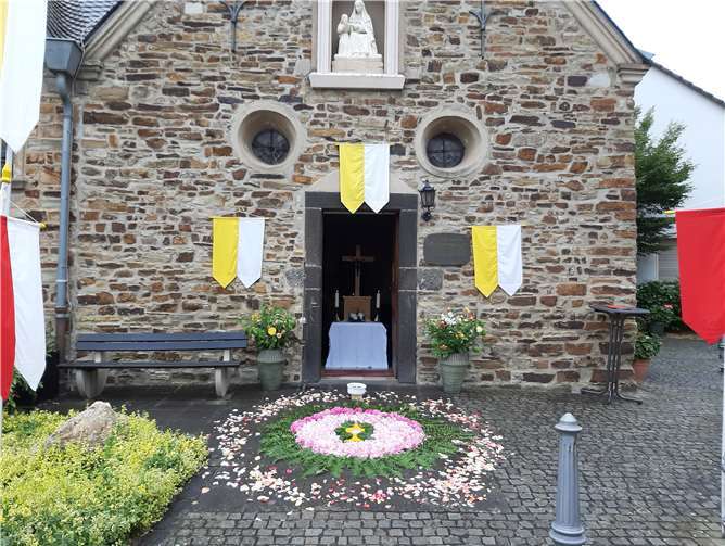 Vor St. Anna war ein Blumenteppich ausgelegt.