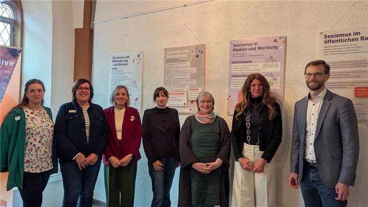 Vor Teilen der Ausstellung stehen v.l.n.r.: Theresa Rosenbauer (stellv. Gleichstellungsbeauftragte der Verbandsgemeinde Montabaur), Ellen Eberth-Pöhler (Gleichstellungsbeauftragte der Verbandsgemeinde Montabaur), Caroline Albert-Woll (Leiterin vhs Montabaur), Alexandra Tschesche (Leiterin Kreis-Volkshochschule Westerwald e. V.), Beate Ullwer (Gleichstellungsbeauftragte des Westerwaldkreises), Claudia Wienand (Referentin, Diplom-Sozialpädagogin), Ulrich Richter-Hopprich (Bürgermeister der Verbandsgemeinde Montabaur). Foto: VG Montabaur / Heike Zins