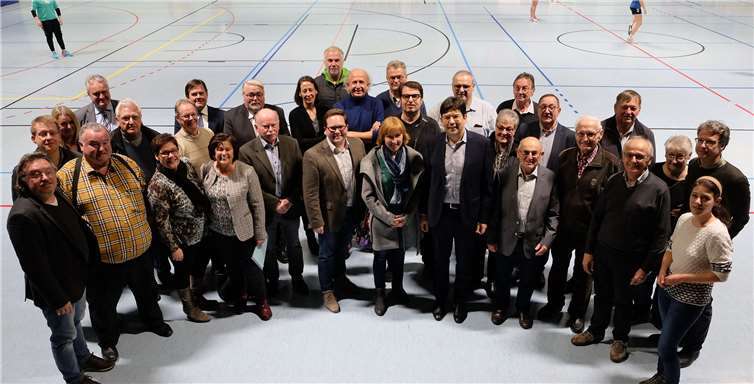 Vor Vertretern von Verwaltung, Stadtrat, Ausschüssen, Ortsbeirat, Sportvereinen und der benachbarten Kunostein-Schule erinnerte Bürgermeister Michael Mang an den vor 50 Jahren erfolgten Bau der Großturnhalle in Engers. Stadt Neuwied
