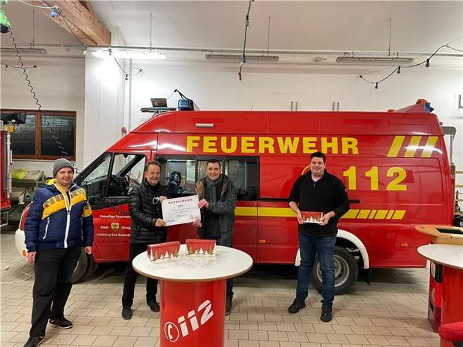 Vor Weihnachten überreichte Heimleiter Harald Monschau dem Zugführer René Schmitt und allen Feuerwehrmännern einen süßen Weihnachtsgruß und eine Spende von 2.000 Euro für den Förderverein der Freiwilligen Feuerwehr Bad Bodendorf e.V. Foto: privat