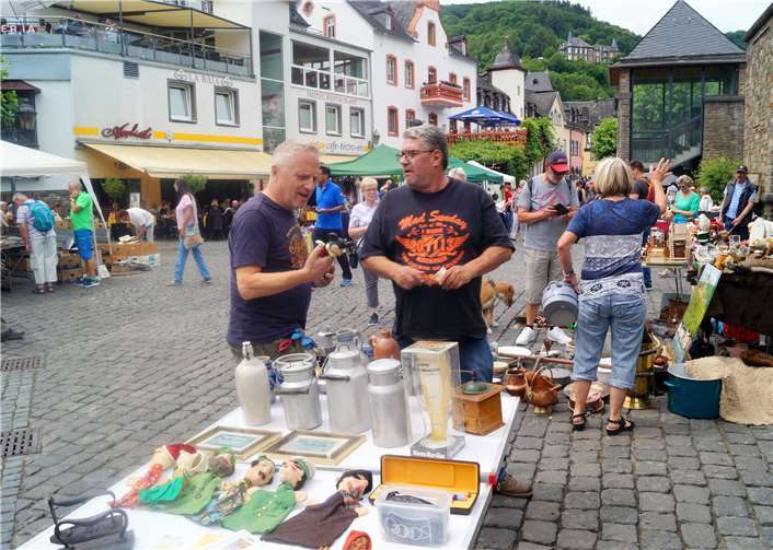 Vor allem Touristen erfreuten sich am reichhaltigen Sortiment des Cochemer Antik- und Trödelmarktes.