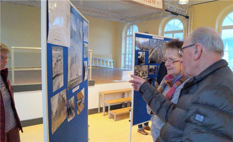 Zur Geschichte des Treis-Bruttiger Tunnels Vor allem Treiser Bürgerinnen und Bürger interessierten sich für die historische Ausstellung zur Geschichte des Treis-Bruttiger Tunnels.Fotos: TT