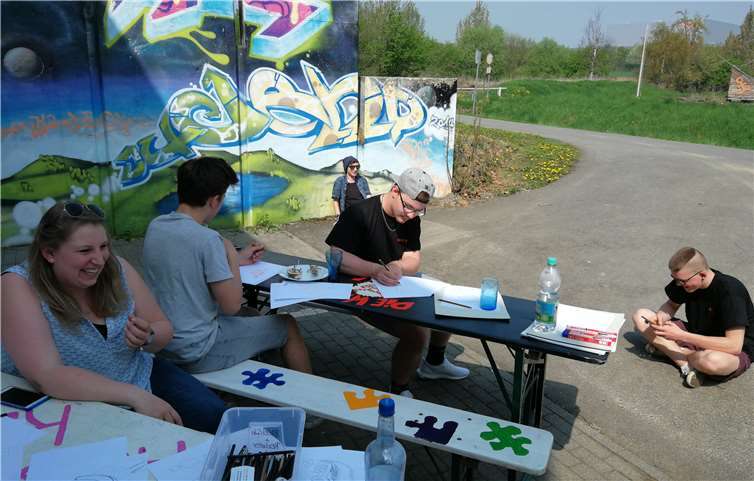 Vor allem beim "blind malen" hatten die Jugendlichen besonders viel Spaß. Privat