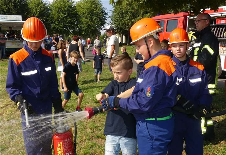 Vor allem der quirlige Nachwuchs zeigte an den Einsatzgerätschaften der Feuerwehr willkommenes Interesse.