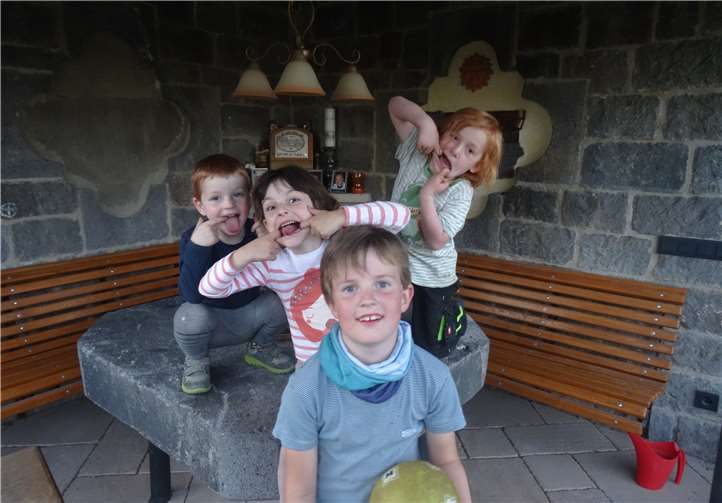 Vor allem die Kinder aus der Pellenzstraße nutzten die Gelegenheit, miteinander zu spielen, zu toben und den Hof des bekannten „Sünderbänkchens“ mit Kreide zu bemalen.