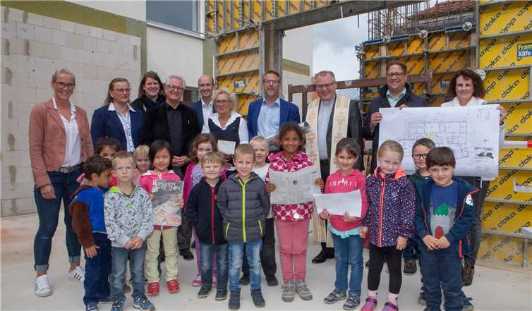 Vor allem die Kinder der vierten Gruppe freuten sich über dieGrundsteinlegung für den Erweiterungsbau des Kindergartens Berkum.